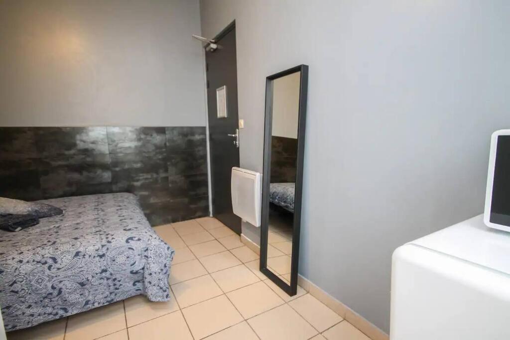 01 - Chambre Avec Lit Double Ideal Jo 2024 Saint-Denis (Seine-Saint-Denis) Exterior foto